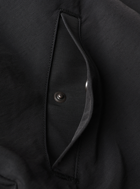 .03 小物の収納に便利なスラッシュポケットとインナーポケット