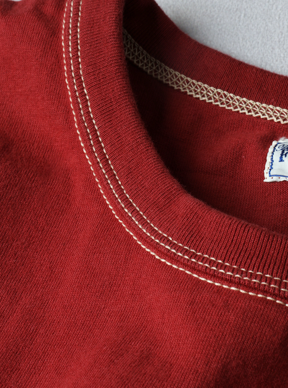 .03 首元が伸びにくい特殊縫製「3本針の1本外し」