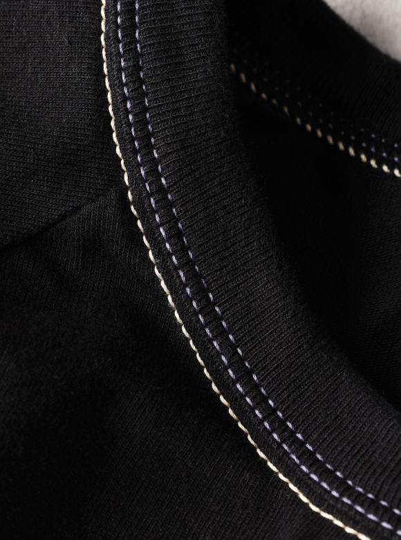 .02 首元が伸びにくい特殊縫製「3本針の1本外し」