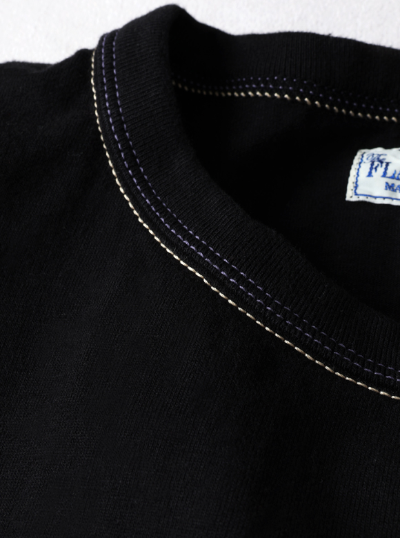 .02 首元が伸びにくい特殊縫製「3本針の1本外し」