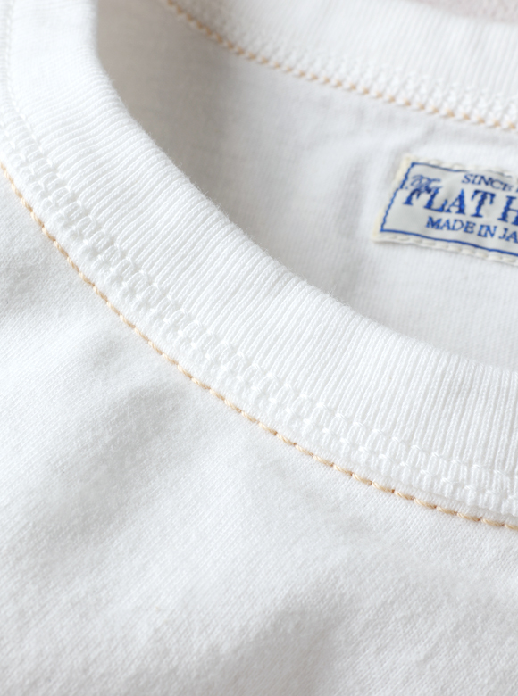 .02 首元が伸びにくい特殊縫製「3本針の1本外し」