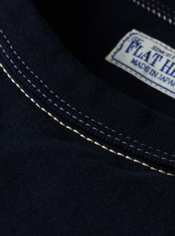 .02 首元が伸びにくい特殊縫製「3本針の1本外し」