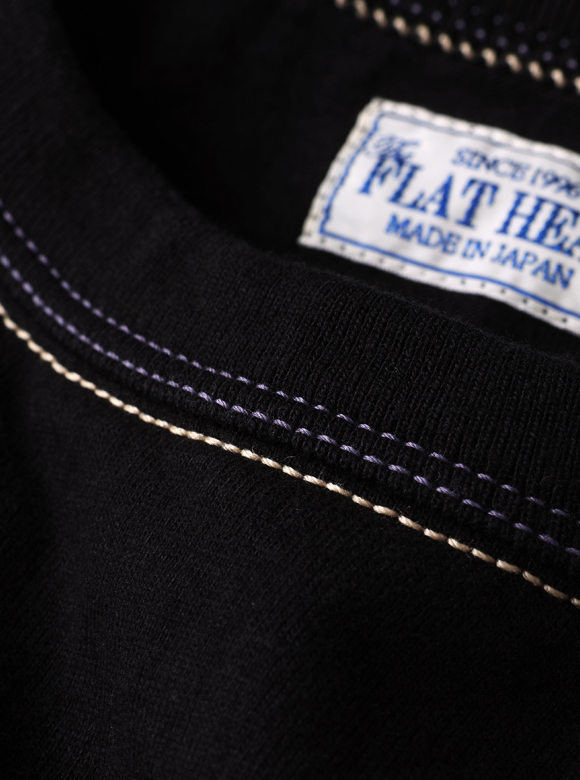 .02 首元が伸びにくい特殊縫製「3本針の1本外し」