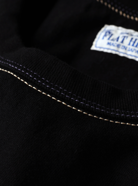 .01 首元が伸びにくい特殊縫製「3本針の1本外し」