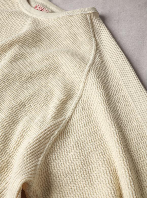 .03 カジュアル感のあるラグランスリーブ