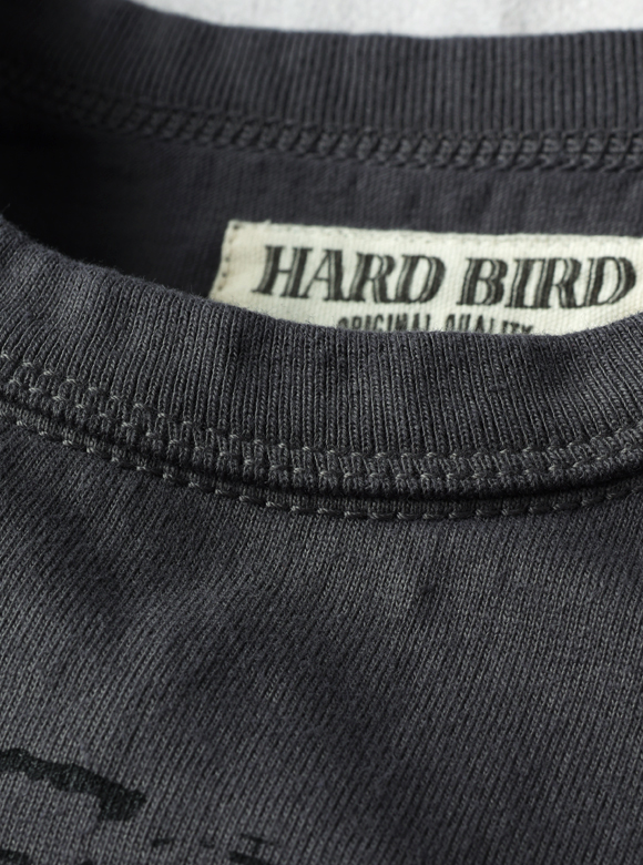 .01 首元が伸びにくい特殊縫製「3本針の1本外し」