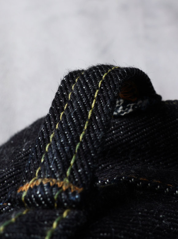 .04 中央が盛り上がったベルトループ