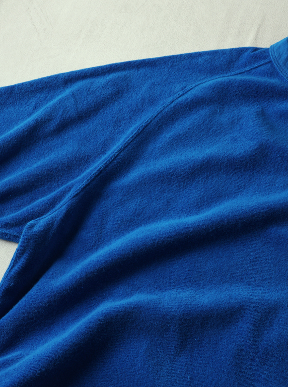 .02 カジュアル感のあるラグランスリーブ