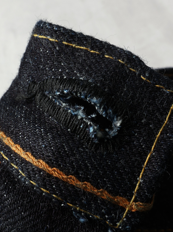 .02 生地断面が覗くボタンホール