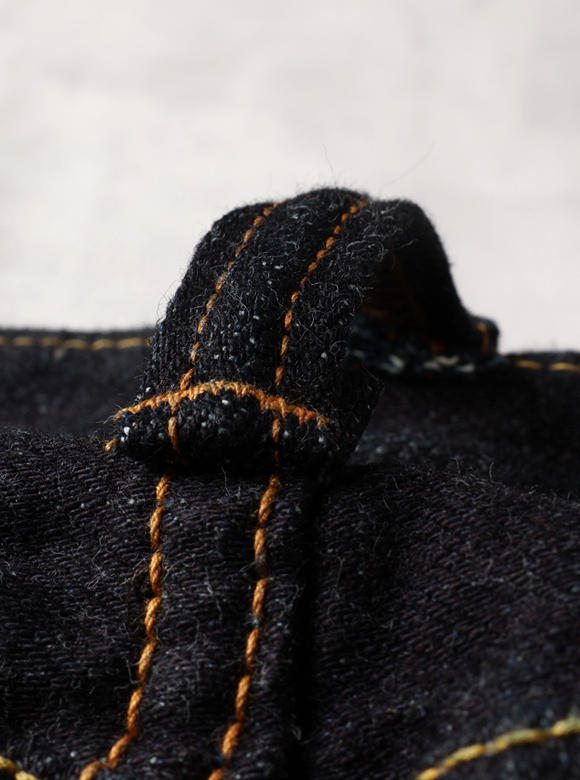 .03 独特な色落ちが現れるベルトループ