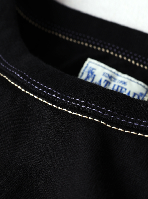 .01 首元が伸びにくい特殊縫製「3本針の1本外し」