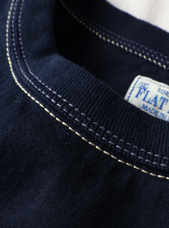 .01 首元が伸びにくい特殊縫製「3本針の1本外し」