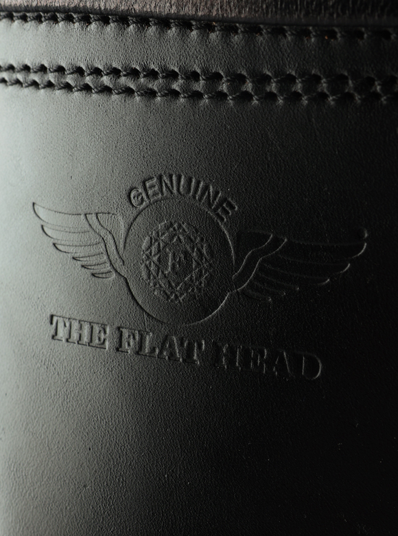 .05 ブランドロゴとオリジナル鉄製バックル