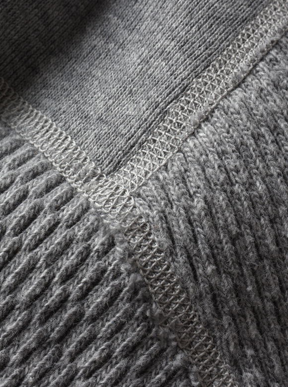 .03 縫製部の盛り上がりを抑えたフラットシーマ（4本針扁平縫い）