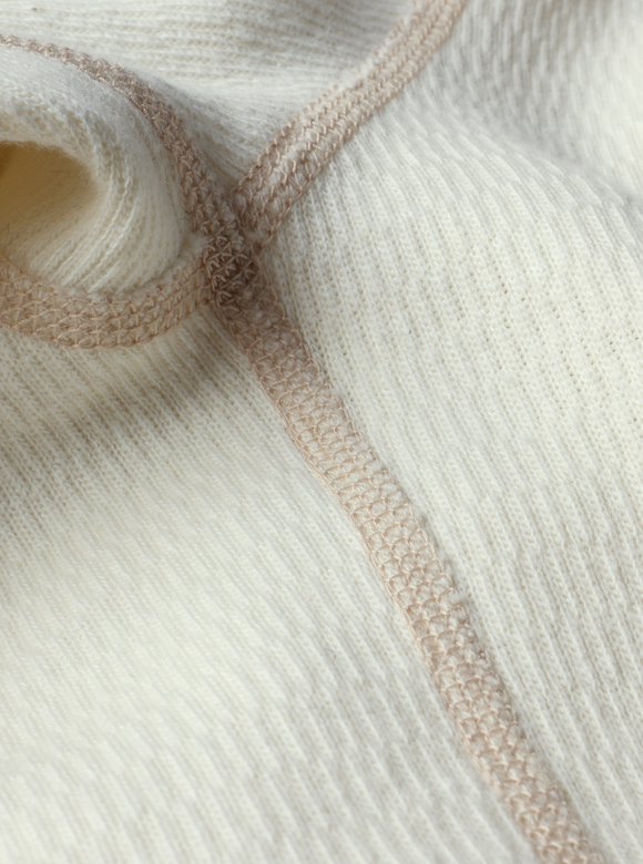 .03 縫製部の盛り上がりを抑えたフラットシーマ（4本針扁平縫い）