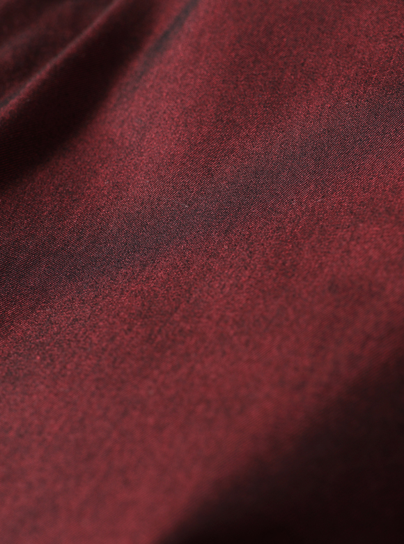 .01 深みのある色合いと光沢感が魅力の高密度ギャバジン生地