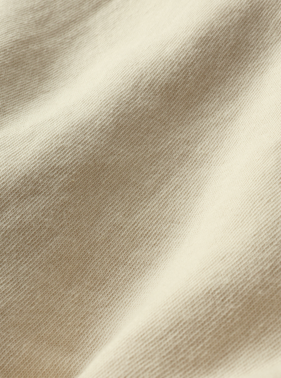 .01 太番手の糸で編み上げた肉厚でコシのある生地