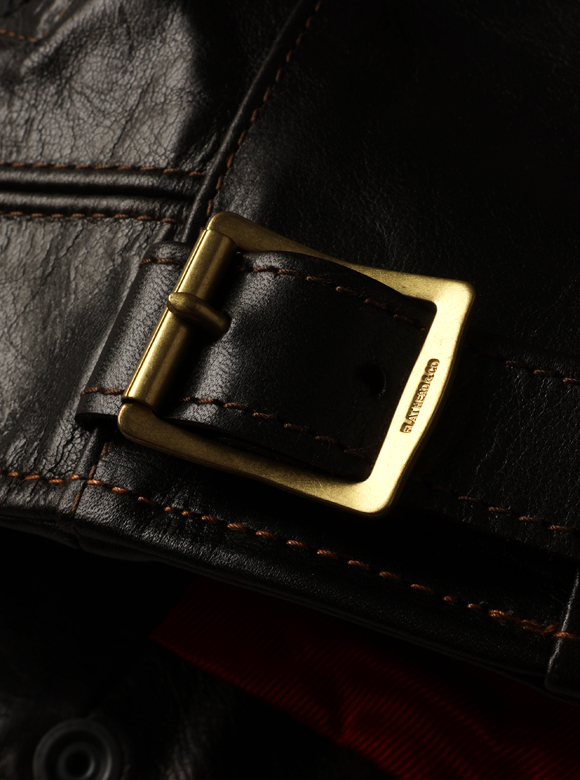 .05 真鍮色の鉄製バックル