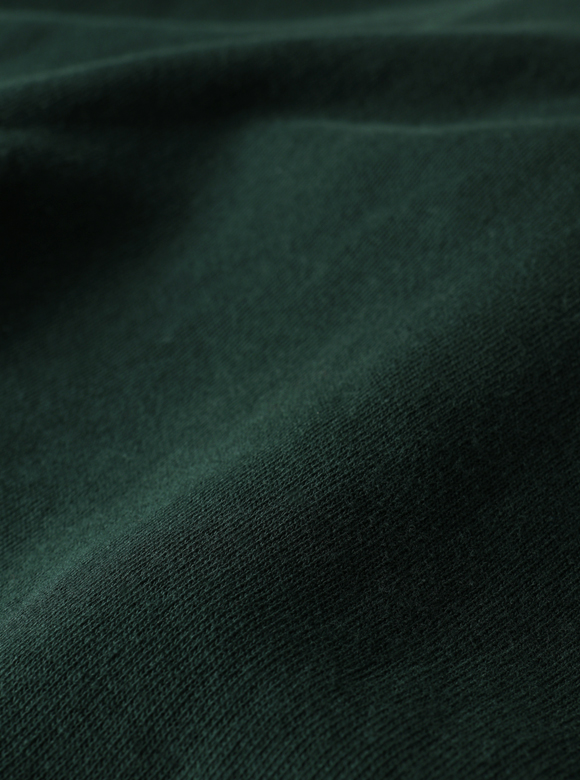 .01 太番手の糸で編み上げた肉厚で腰のある生地