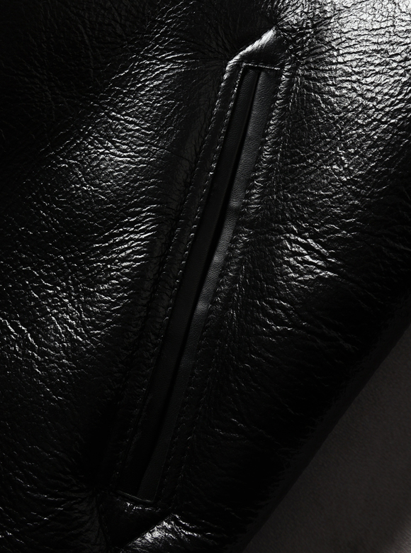 .03 ジッパー脇とポケット口のレザーパイピング