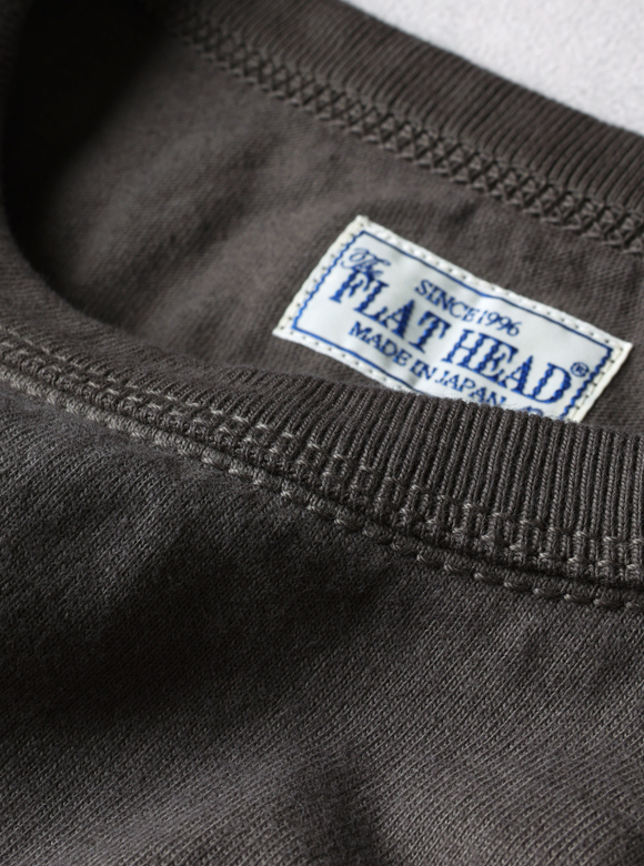 .01 首元が伸びにくい特殊縫製「3本針の1本外し」