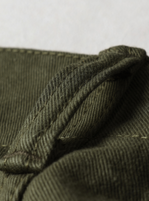 .04 中央に膨らみのあるベルトループ