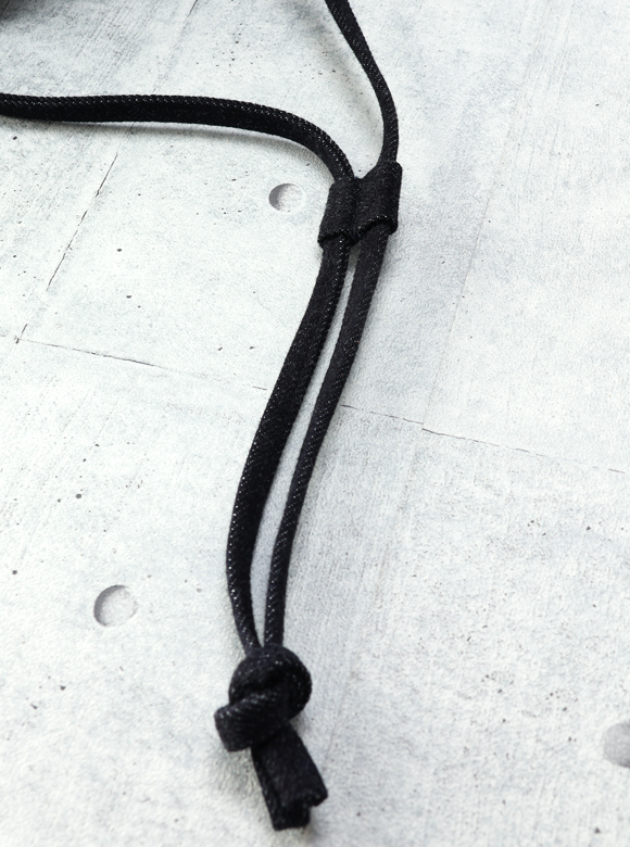 .02 着脱可能なあご紐