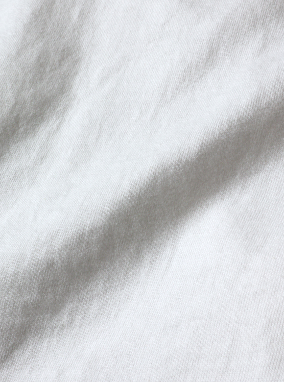 .01 コットン100％による度詰め生地を使用した肉厚でコシ感のあるロングスリーブTシャツ