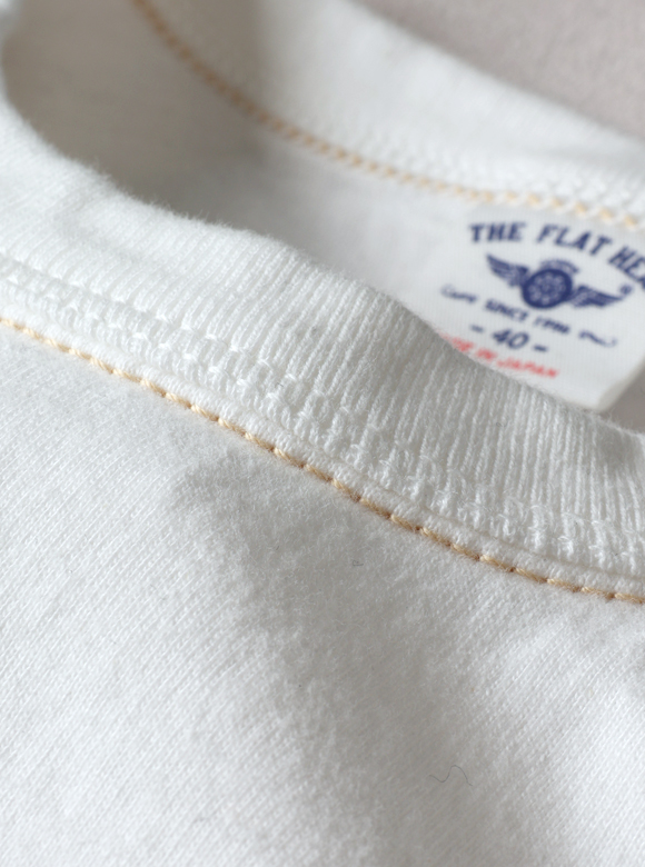 .02 首元が伸びにくい特殊縫製「3本針の1本外し」