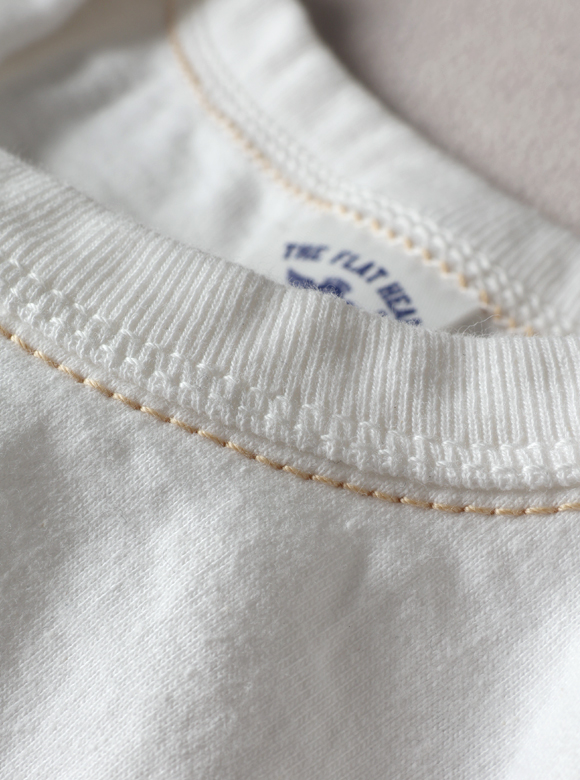 .01 首元が伸びにくい特殊縫製「3本針の1本外し」