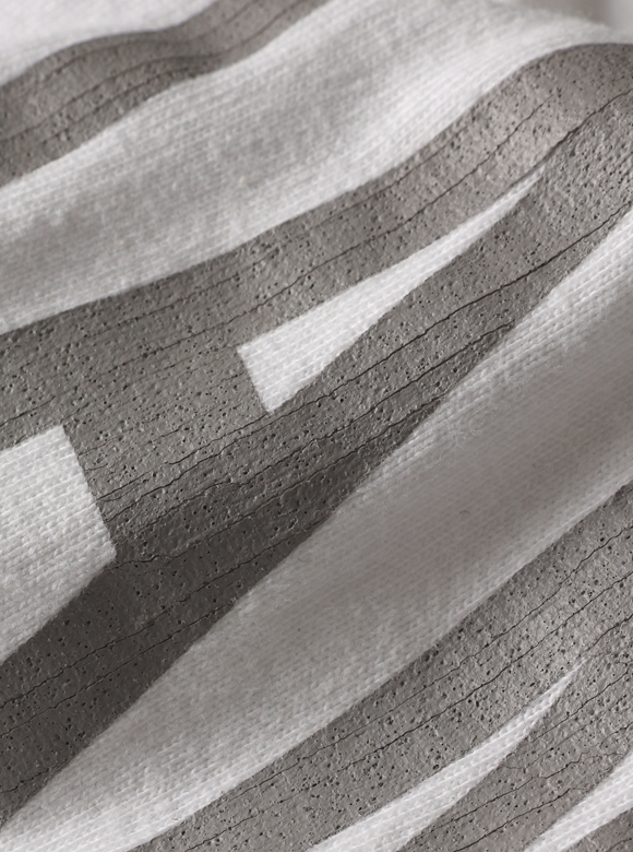 .04 表面のひび割れがヴィンテージ感を醸し出すクラックプリント