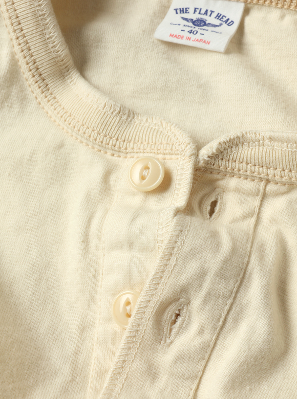 .01 ネック部分のボタンがアクセントになるヘンリーネック