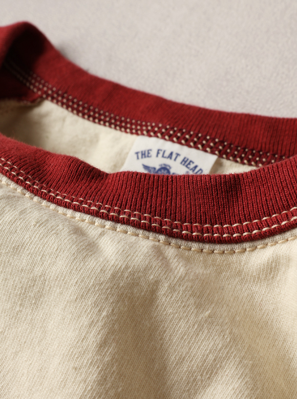 .02 首元が伸びにくい特殊縫製「3本針の1本外し」