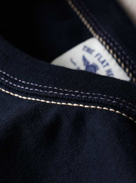 .01 首元が伸びにくい特殊縫製「3本針の1本外し」