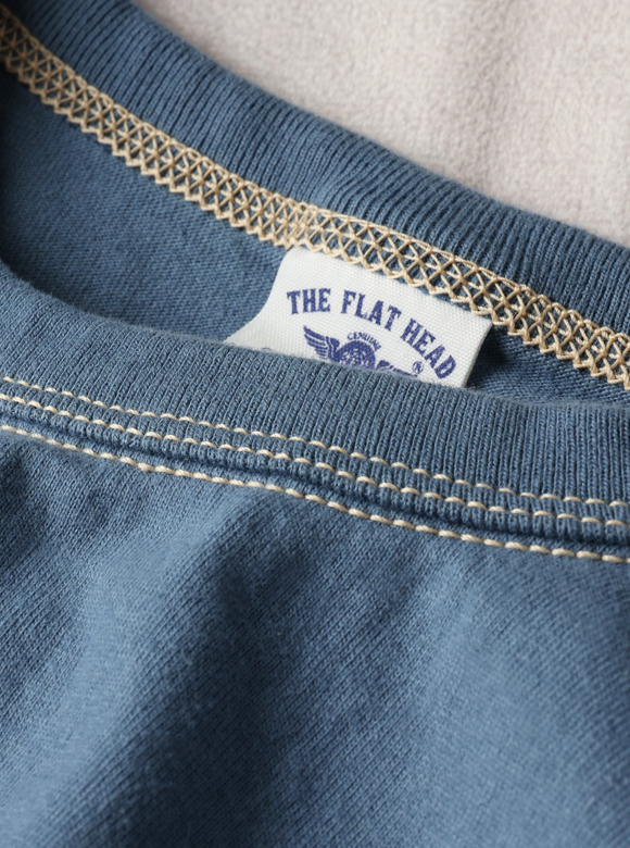 .01 首元が伸びにくい特殊縫製「3本針の1本外し」