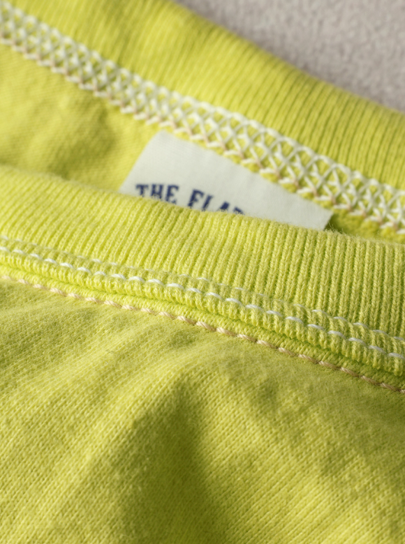 .01 首元が伸びにくい特殊縫製「3本針の1本外し」