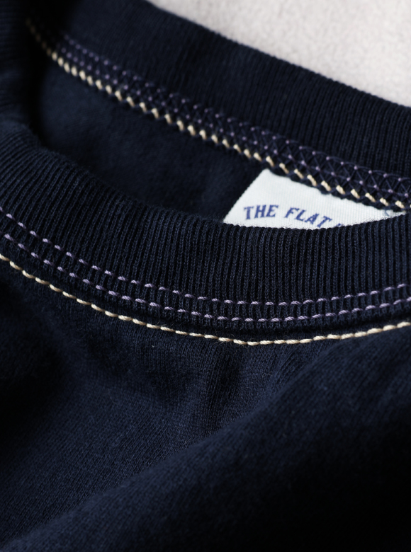 .01 首元が伸びにくい特殊縫製「3本針の1本外し」