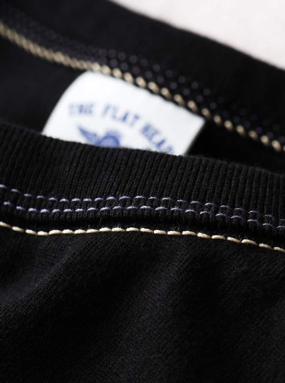 .01 首元が伸びにくい特殊縫製「3本針の1本外し」