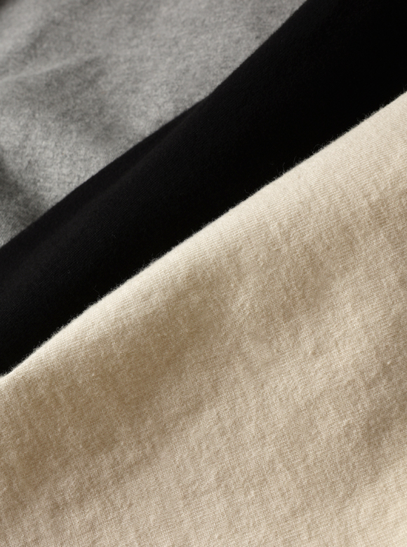 .01 度詰めにより編み上げた肉厚でコシのある丸胴ボディ