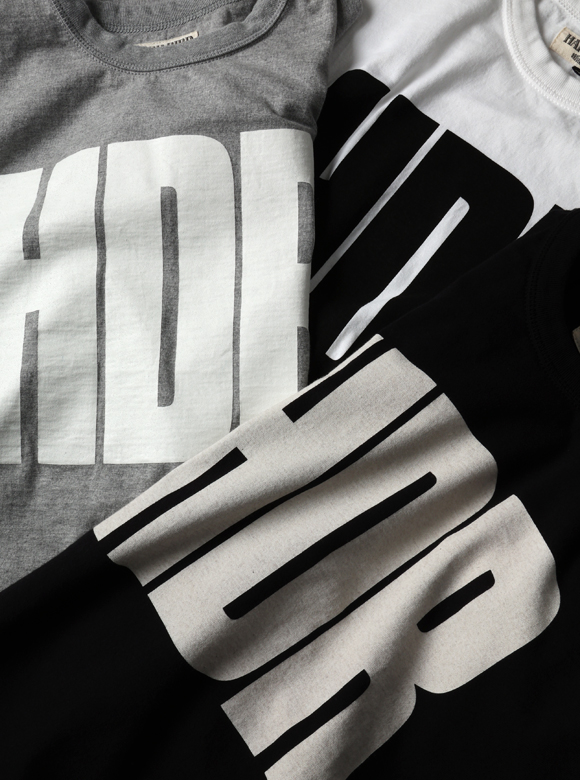 .04 存在感のあるビッグロゴデザイン