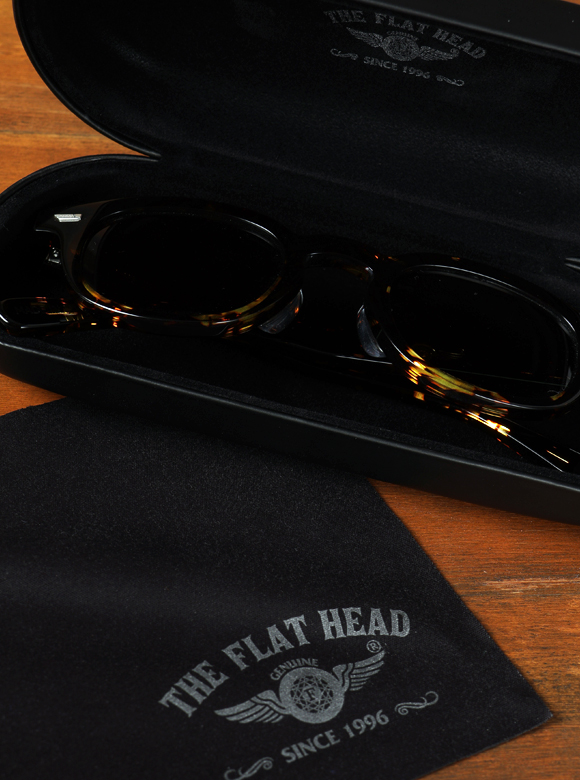 .04 ロゴ入りケース＆クロス