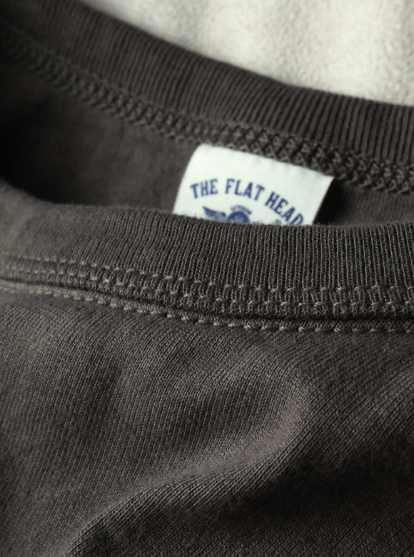 .01 首元が伸びにくい特殊縫製「3本針の1本外し」