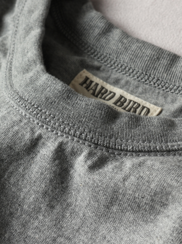 .01 首元が伸びにくい特殊縫製「3本針の1本外し」