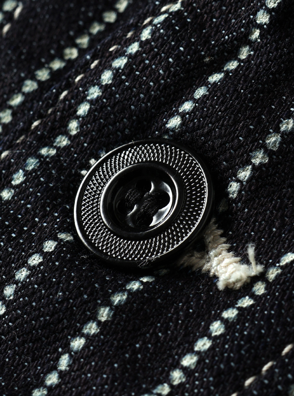 .03 黒く塗装を施したメタルボタン