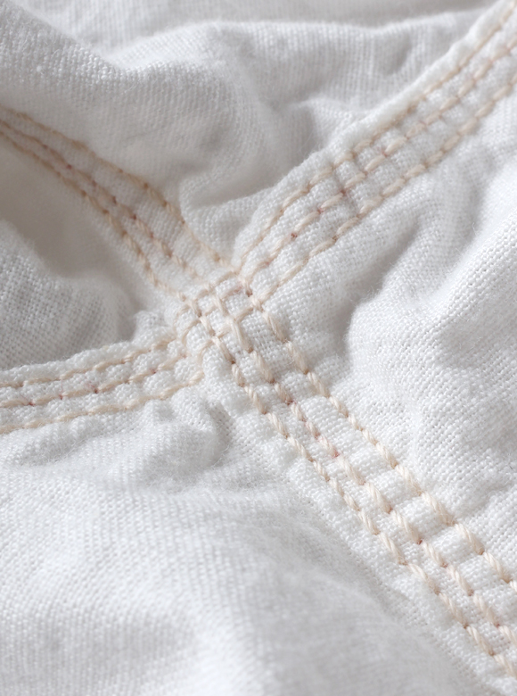 .02 ワークウェアらしさを感じさせるトリプルステッチ