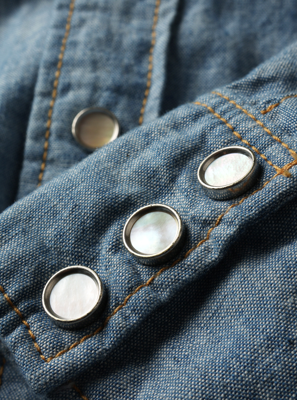 .04 表情豊かな天然黄蝶貝ボタン