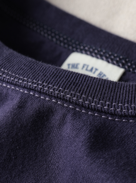 .01 首元が伸びにくい特殊縫製「3本針の1本外し」