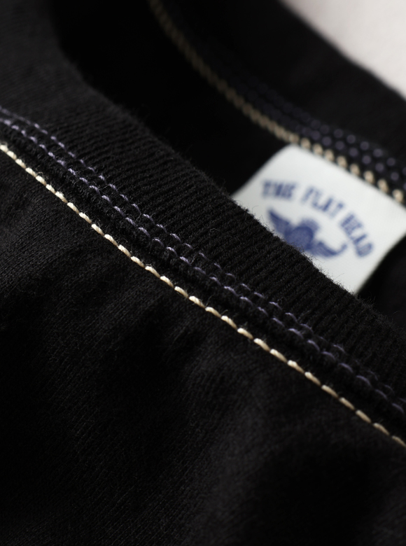 .01 首元が伸びにくい特殊縫製「3本針の1本外し」