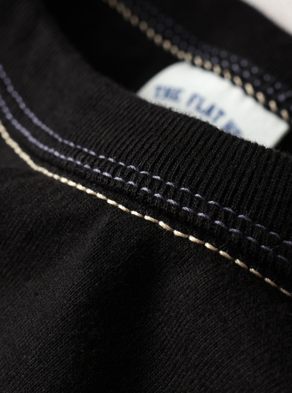 .01 首元が伸びにくい特殊縫製「3本針の1本外し」