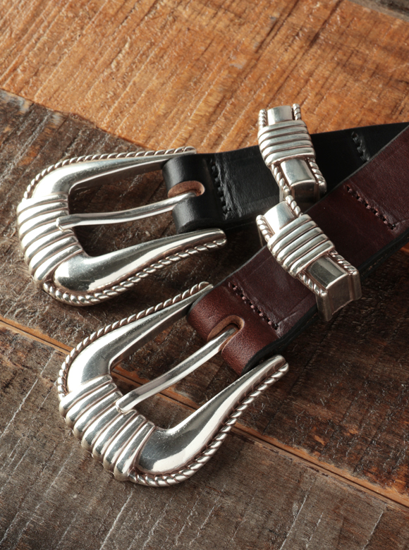 .01 存在感のあるメタルパーツ